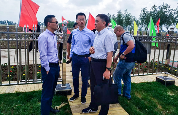 与会领导参观梨树县耕地质量与黑土地?；な痉肚嗖獾? />
</p>
<p style=
