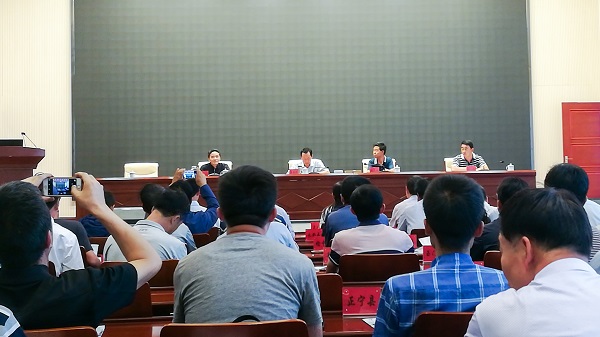 会议现场，崔增团做重要讲话