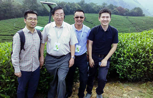 陈宗懋院士、陈渝阳董事长、陈曦经理在茶园杀虫灯面前合影