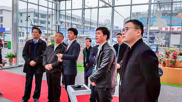 浙江省政协副主席、党组成员黄旭明莅临展位听取浙江省数字农业系统介绍汇报